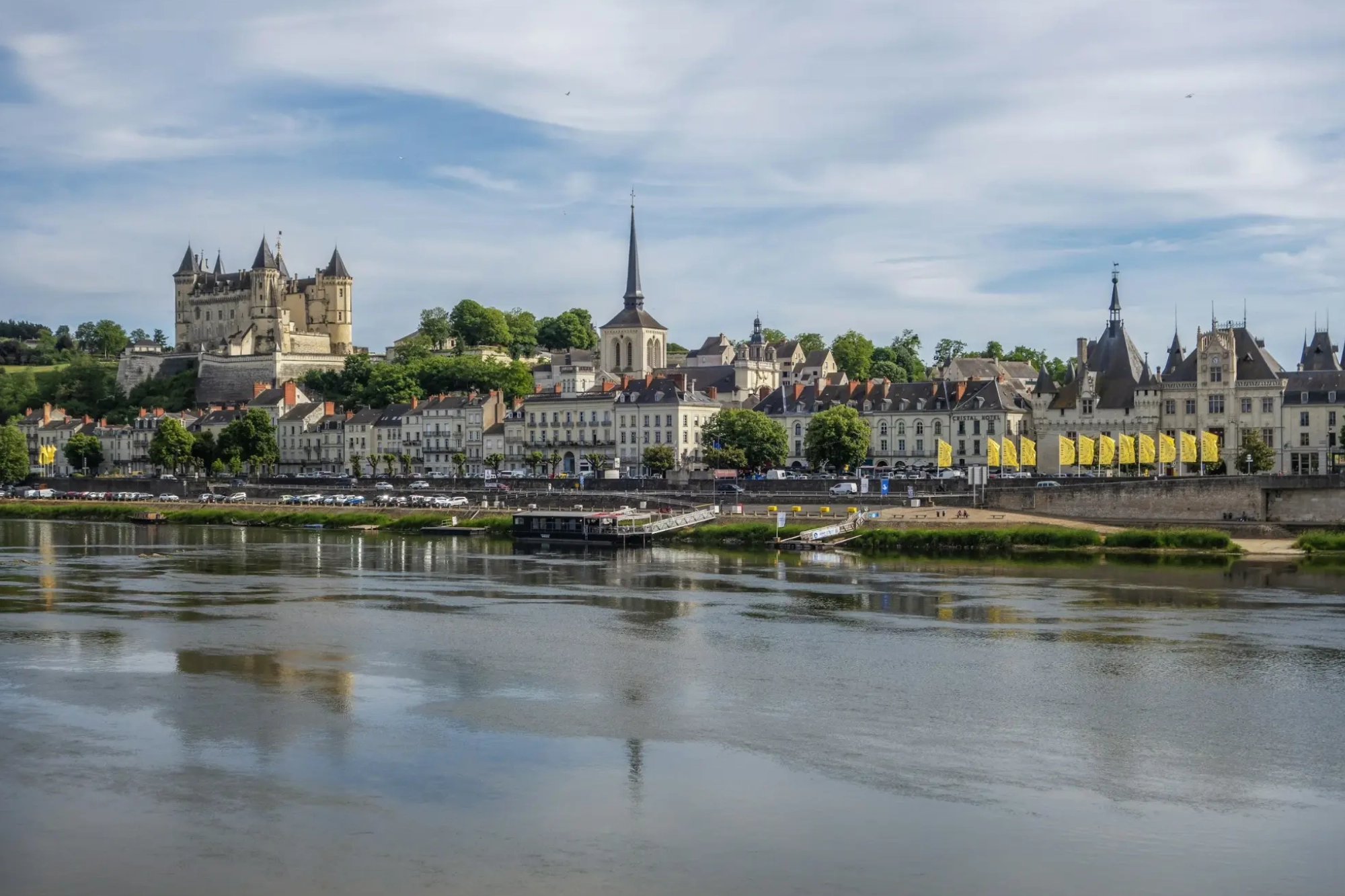 Ville de Saumur bord de Loire vue sur le château